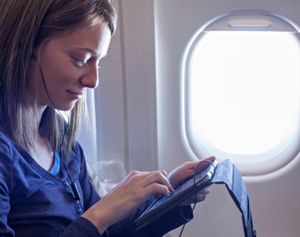 Линзы в самолет можно. Самолёты с планшетами. Прически в самолет удобные. Пассажир женский.